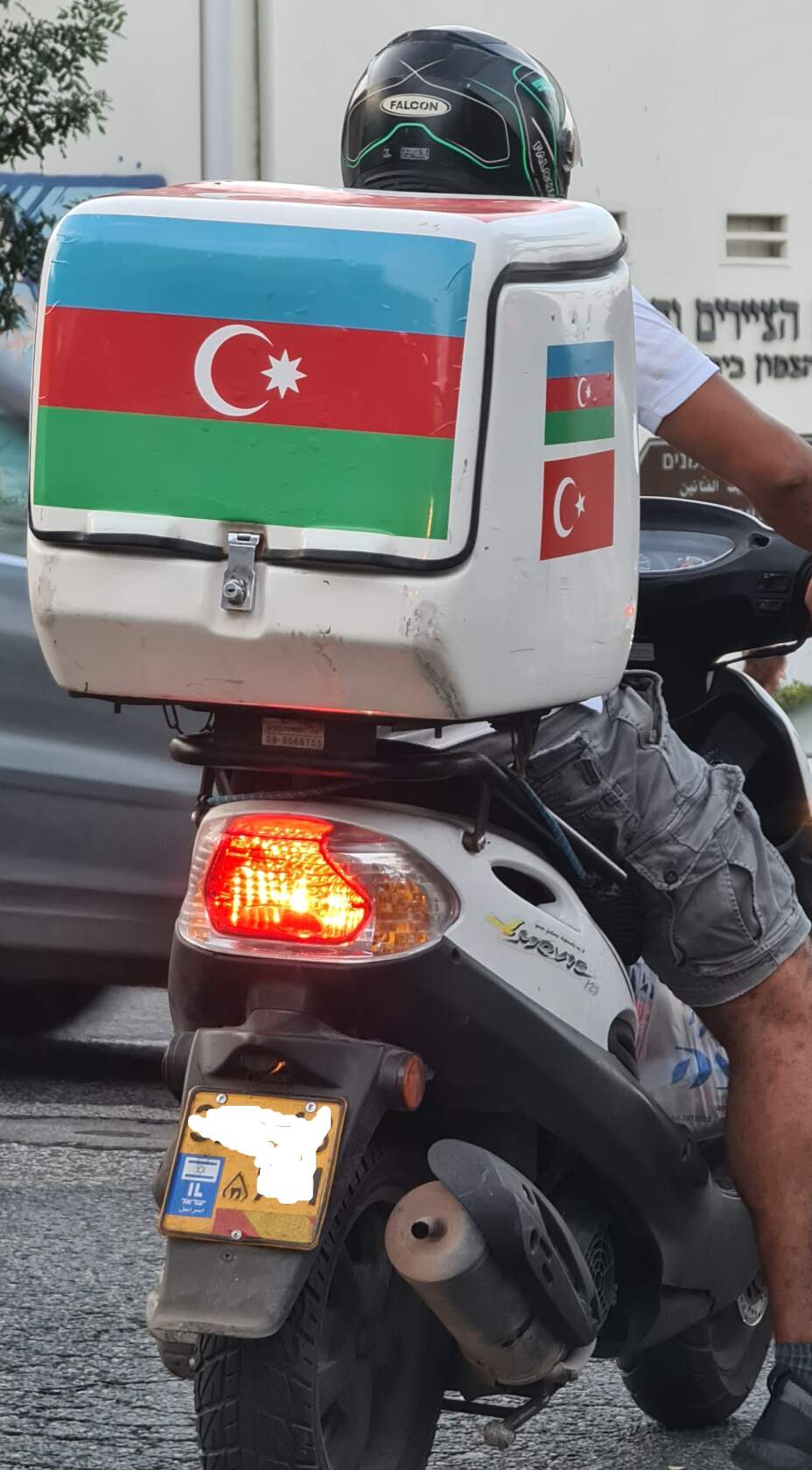 Флаги Азербайджана и Турции на мотороллере в Хайфе