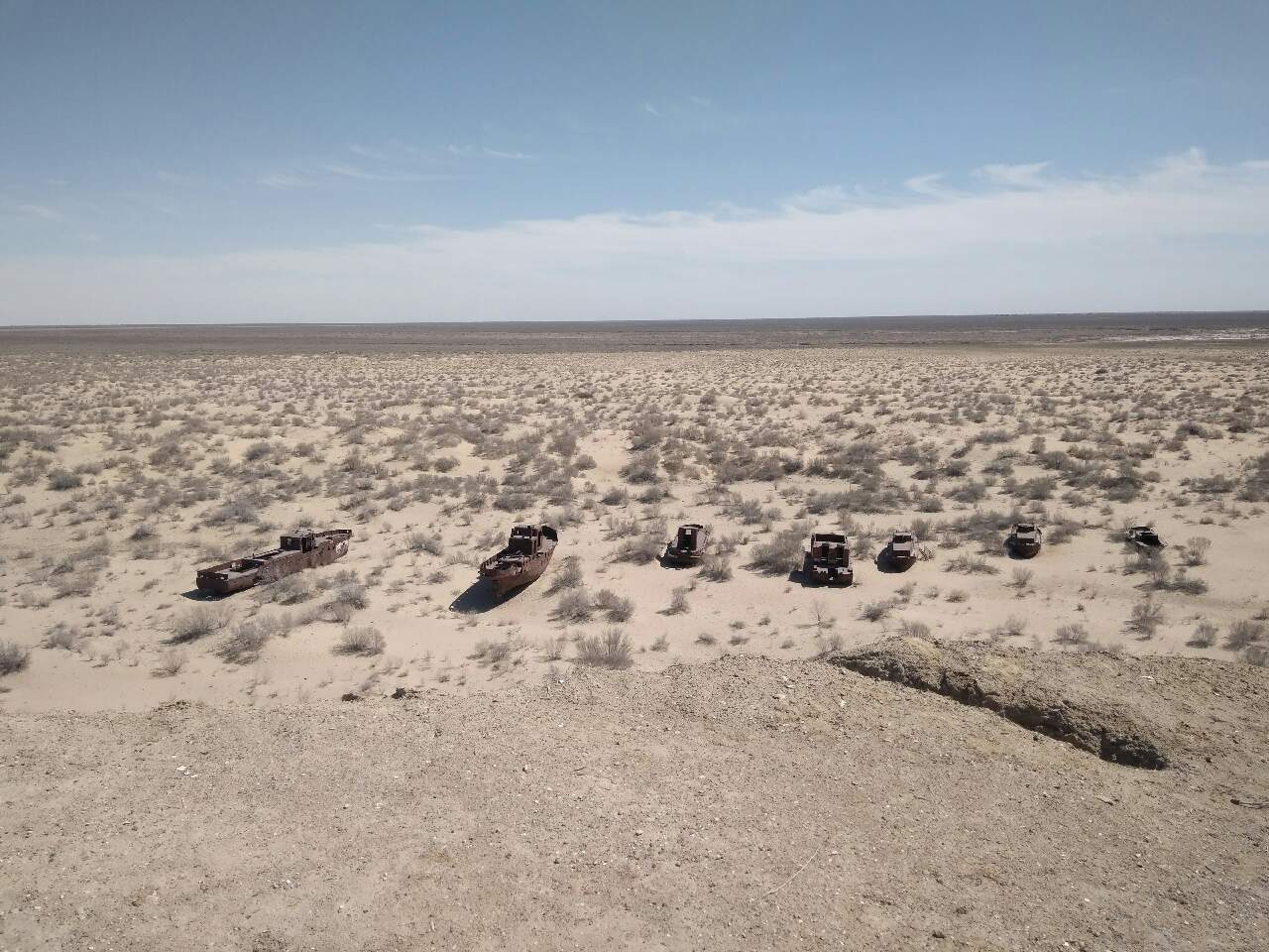 Ржавые корабли на дне пересохшего Аральского моря